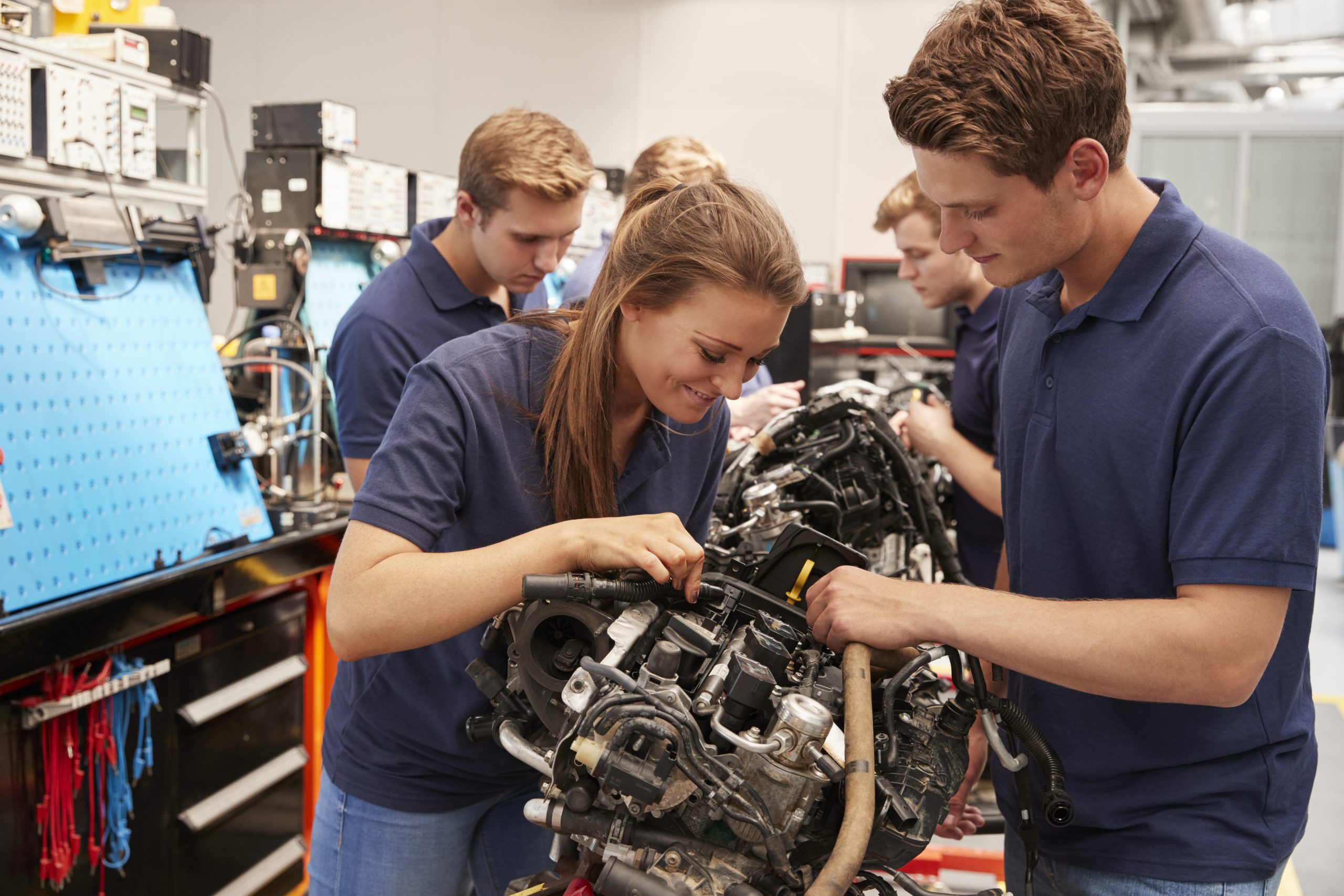 Kun sopivaa työkalua ei ollut – syntyi talteen.eu apprentice car mechanics working on an engine